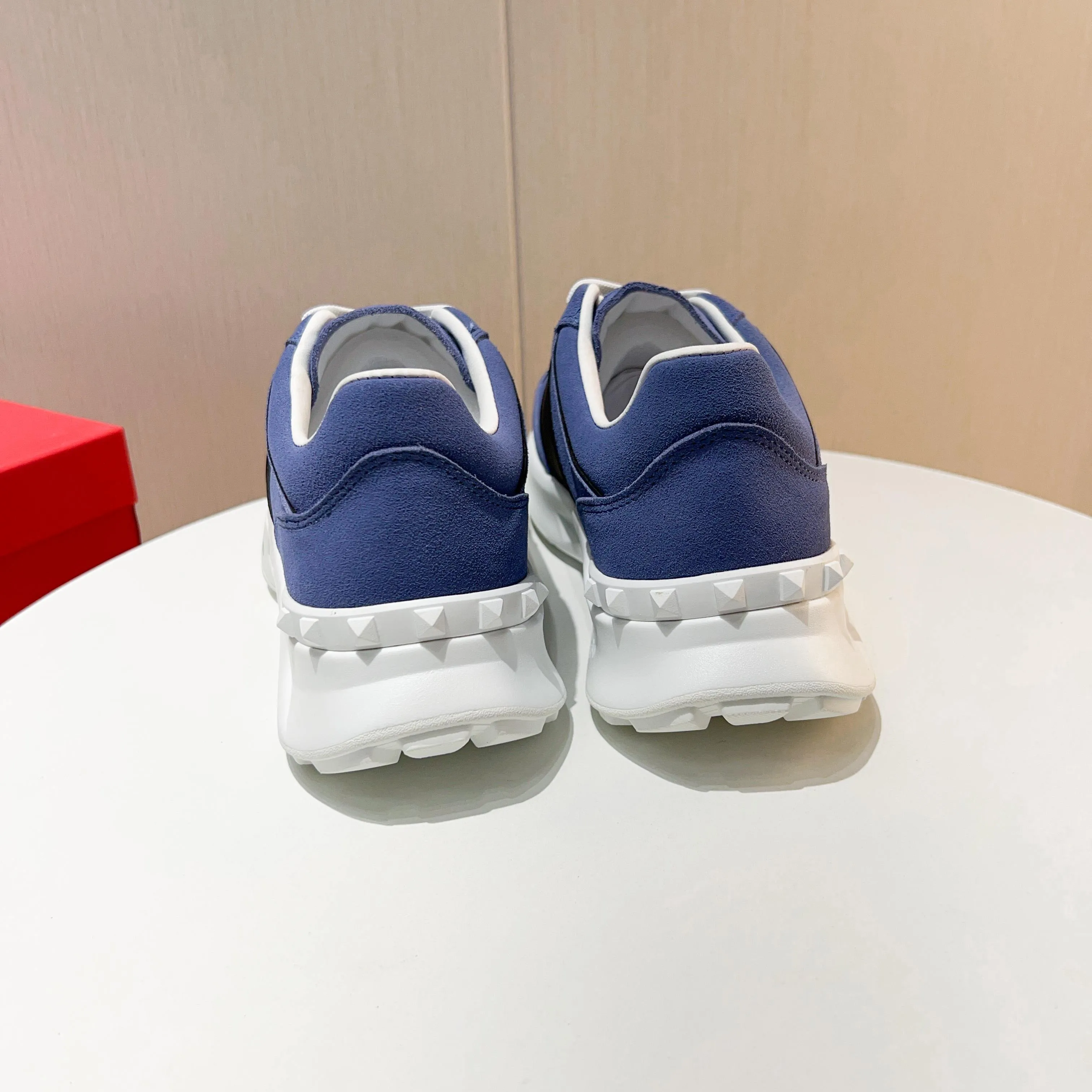 Ex-factory price: 520💰𝙑𝙖𝙡𝙚𝙣𝙩𝙞𝙣𝙤/Valentino𝙑𝙏 The latest official website main model in early autumn Classic continuation💯Making goods all year round🎁Wannian classic series sports and casual shoes💥, a must-have trendy item all year round🏆Many stars and Internet celebrities have performed it🔥 The original version is developed one to one, perfect last shape, VT iconic logo, logo printing on tongue and upper, original full set of packaging, full oil edge on the upper, T men's men's shoes💰u ultra-light combination outsole Comfortable on the feet, not squeezing the feet, fabric/first layer of cowhide. Lining/cow lining💕 Standard size: 38-44 (45 can be ordered)